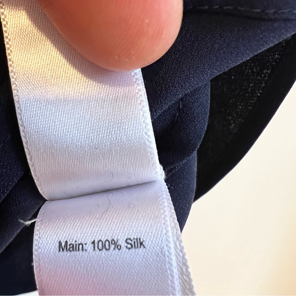 St. John silk sleeveless draped front blouse in navy size L excellent condition - Picture 11 of 11